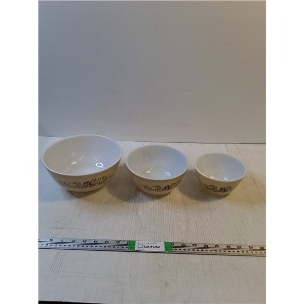(3) Pyrex Homestead Mixing Bowls Up to 9"