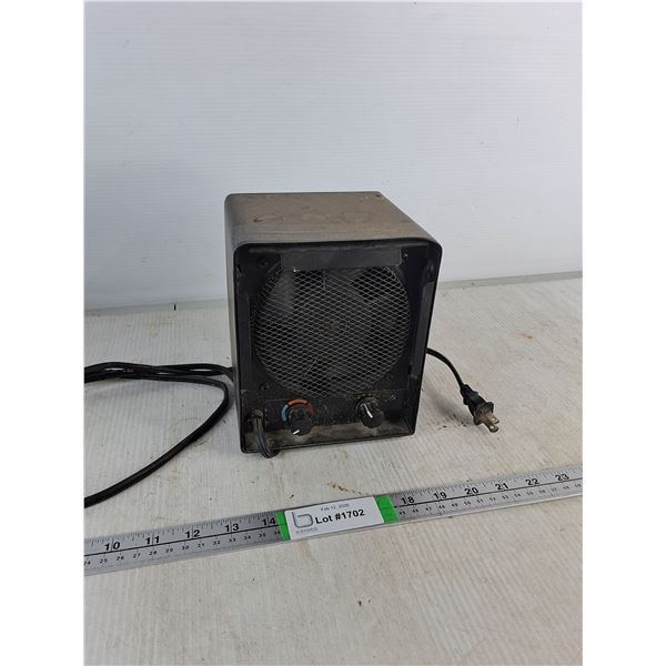 Duracraft Portable Space Heater- 6 x6x7, Powers On