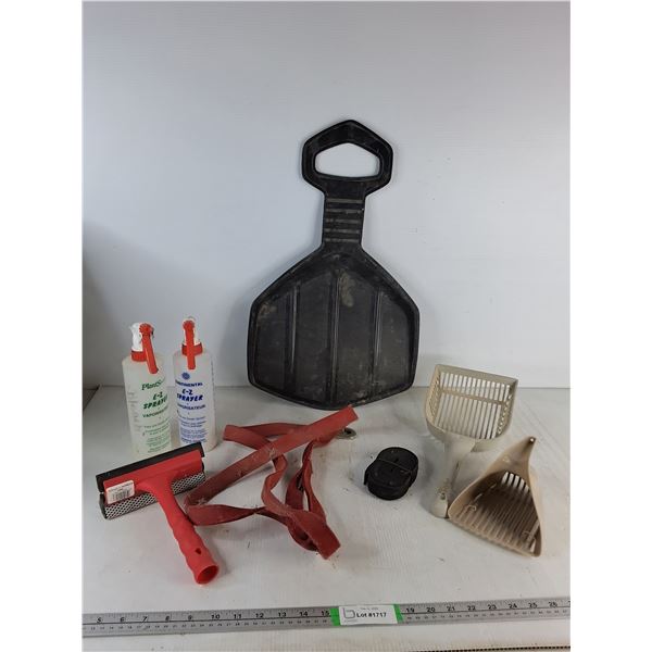 (2) Cat Litter Scoops, (2) Spray Bottles & Dog Leash