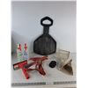 Image 1 : (2) Cat Litter Scoops, (2) Spray Bottles & Dog Leash