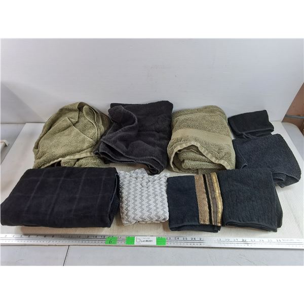 (9) Bathroom Towels 12" x 12" -  42" x 28"
