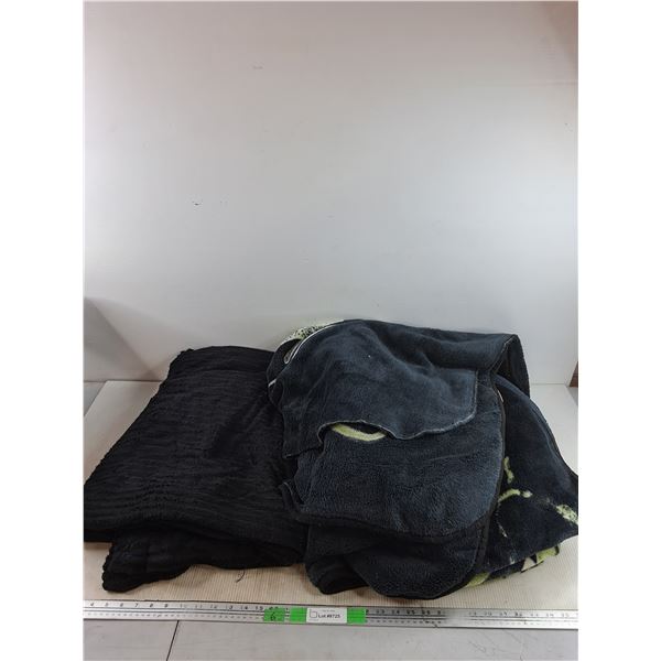 (2) Blankets 80" x 70", 85" x 72"