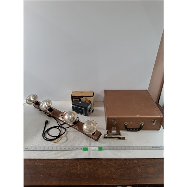 Acme Lite Mov-E-Lite Model R4 Movie Light Bar w/ Kodak 8 movie Camera Comes w/ Case, All As Is