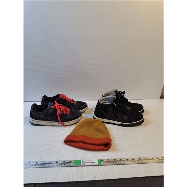 (2) Nike Sneakers Size 9, Toque