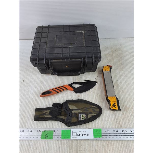 Game Keeper Knife w/Sheath, Knife Sharpener, Plastic Box 9" x 7" x 4"