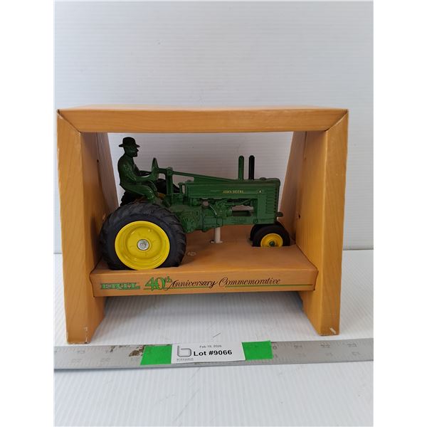 Ertl 40th Anniversary Commemorative John Deere Model Tractor 1:16 Scale, Appears NIB
