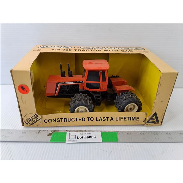 Allis-Chalmers 4W-305 Model Tractor with Cab 1:32 Scale