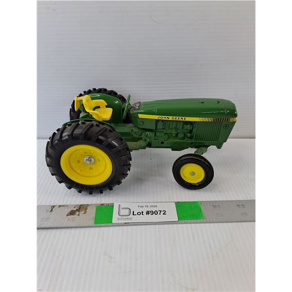 John Deere 1:24 Scale Model Tractor