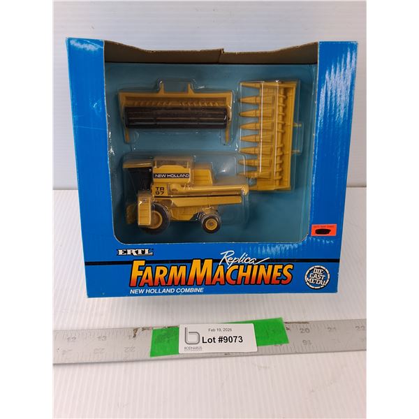 ERTL Model New Holland Combine, NIB