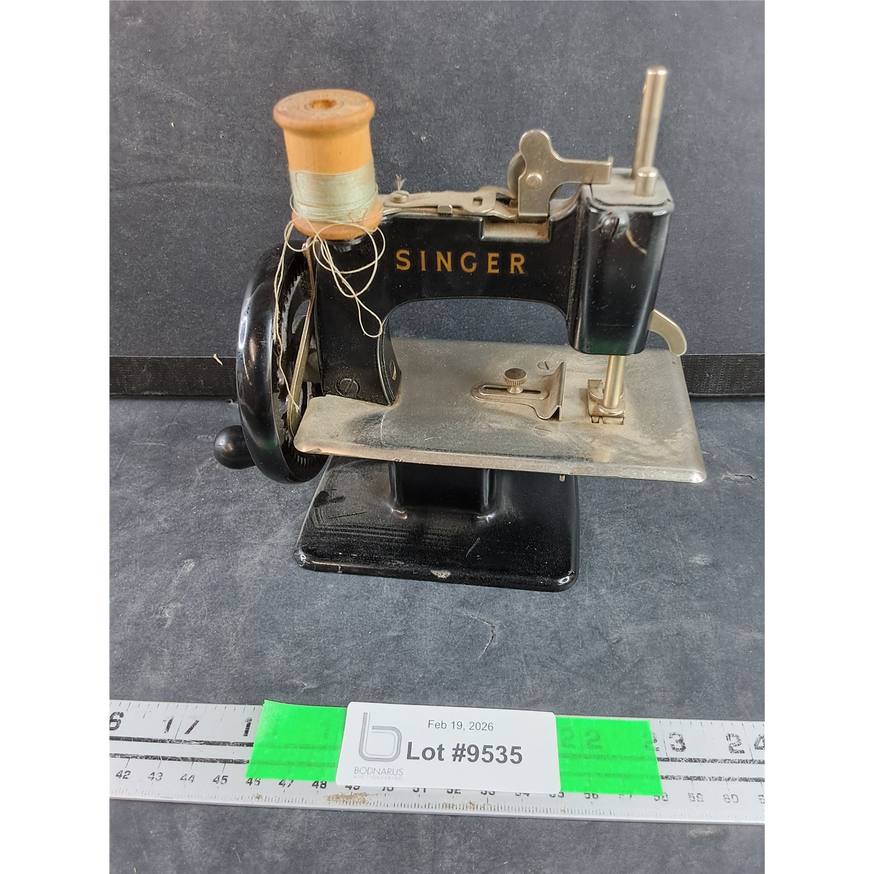 Vintage Singer Miniature Sewing Machine - Bodnarus Auctioneering