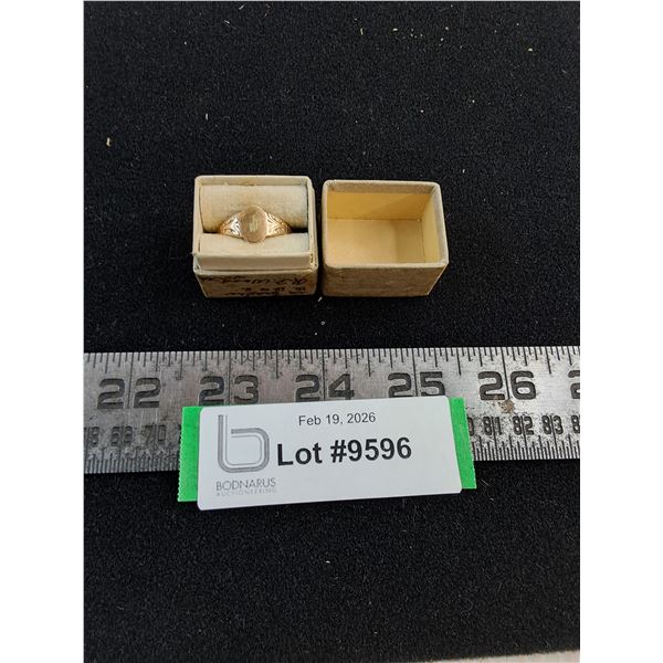 ^ 10k Gold Ring w/Original Box - Size 7.5