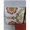 Image 2 : (3) Pillows 21" & 19"