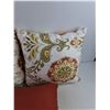 Image 3 : (3) Pillows 21" & 19"