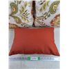 Image 4 : (3) Pillows 21" & 19"
