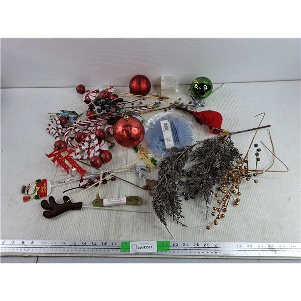 Assorted Christmas Decorations & Ornaments