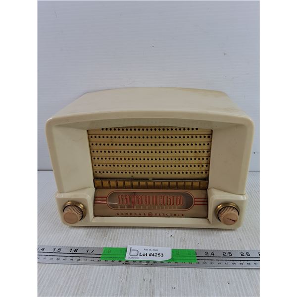 Vintage General Electric Model C600 Radio - As Is