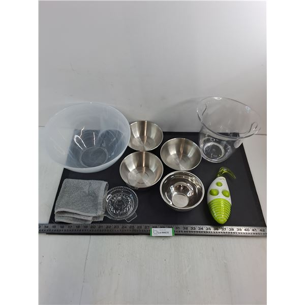 (5) Mixing Bowls (1-Large Salad, 4-Small), Citrus Juicer, Ice Bucket, Shower Radio, Face Cloth