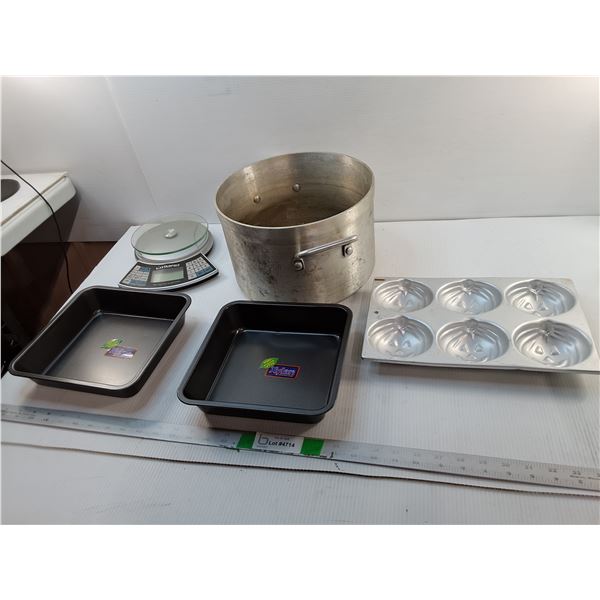 Kitchen Scale- As Is, Baking/Cake Pans, Heritage Pot- Pickup Preferred
