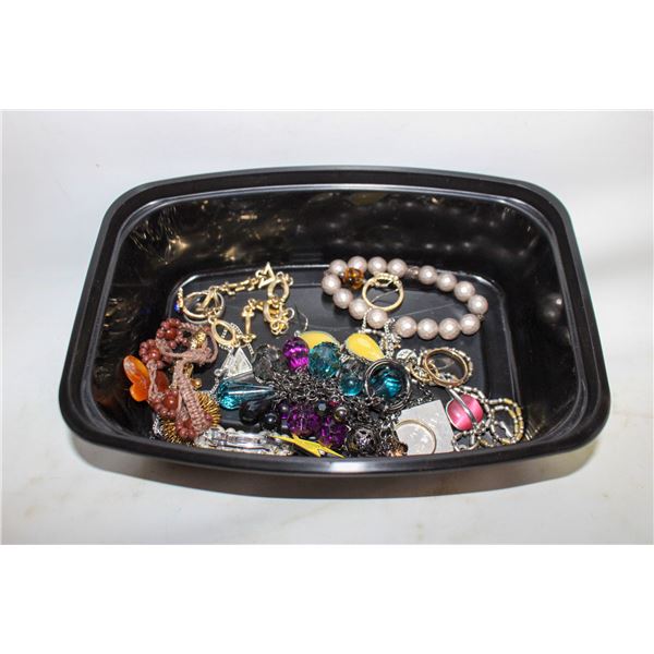 TRAY OF ESTATE JEWELLERY BOX CONTENTS