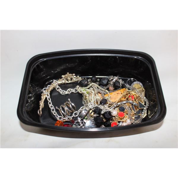 TRAY OF ESTATE JEWELLERY BOX CONTENTS