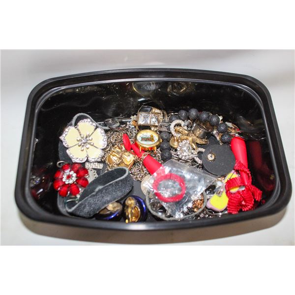 TRAY OF ESTATE JEWELLERY BOX CONTENTS