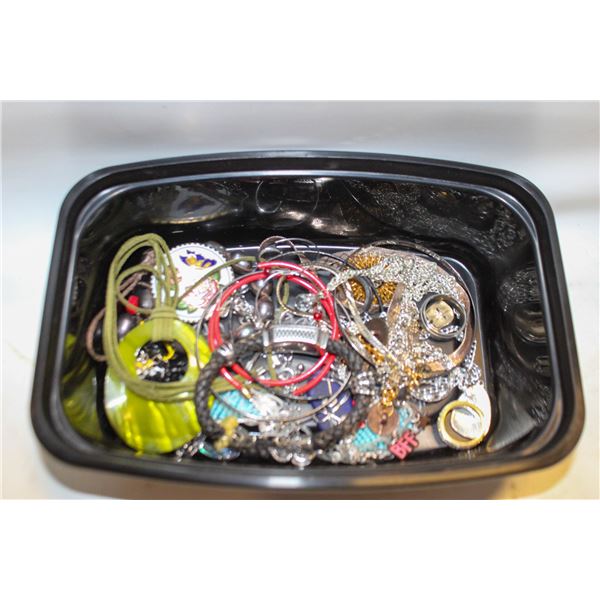 TRAY OF ESTATE JEWELLERY BOX CONTENTS