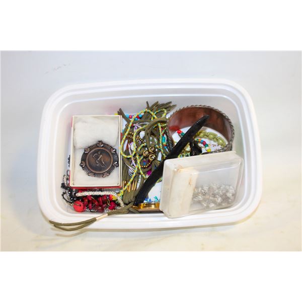 TRAY OF ESTATE JEWELLERY BOX CONTENTS