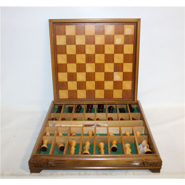 VINTAGE CARVED WOOD CHESS SET COMPLETE NEW