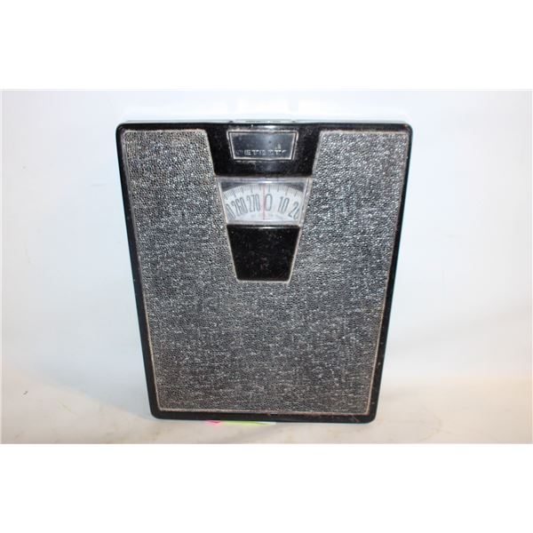 VINTAGE BATHROOM SCALE