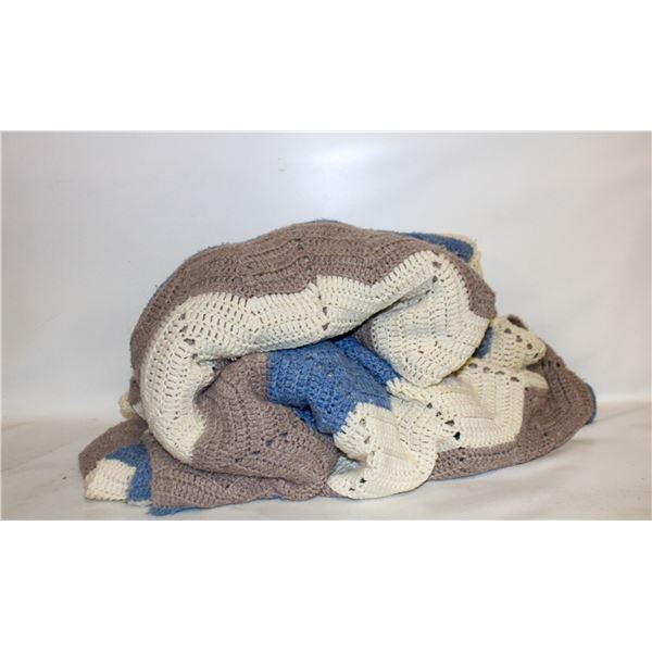 LARGE KNITTED BLANKET