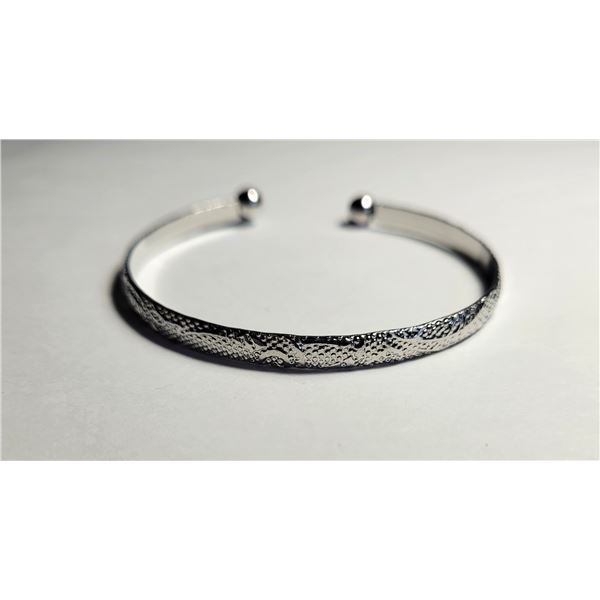 30)  OPEN 1/4" WIDE EMBOSSED SILVER TONE