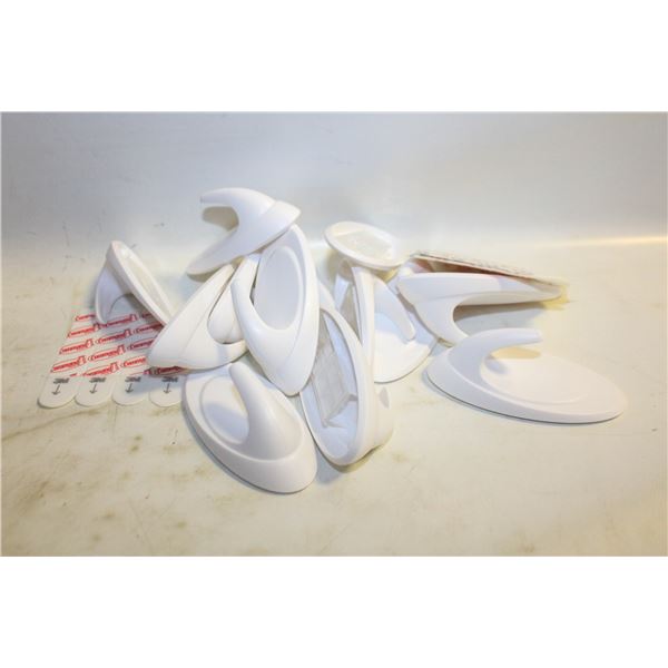 BAG OF 3M COMMAND QUARTS TERRACE HOOKS
