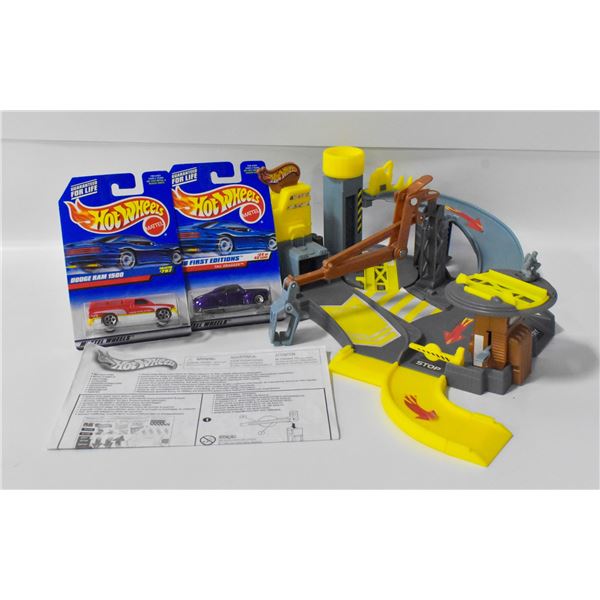 VINTAGE HOTWHEELS "TOW AND TUNE" PLAYSET WITH 2