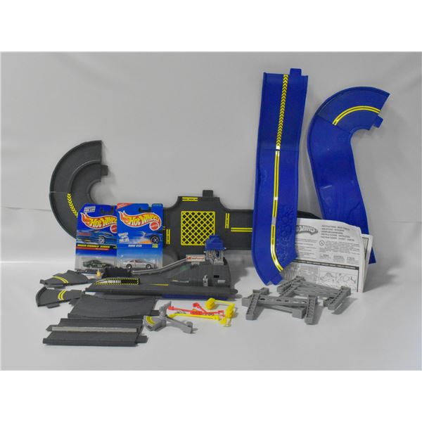 VINTAGE HOT WHEELS FREEWAY CHASE SET W/ 2 NEW