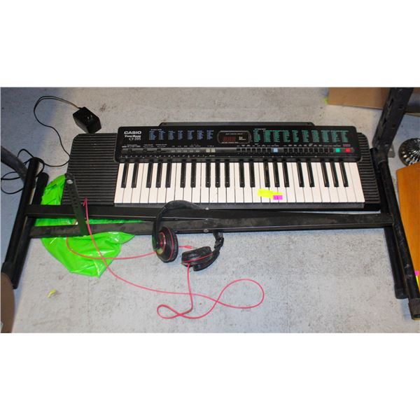 KEYBOARD WITH EARPHONES AND CORD