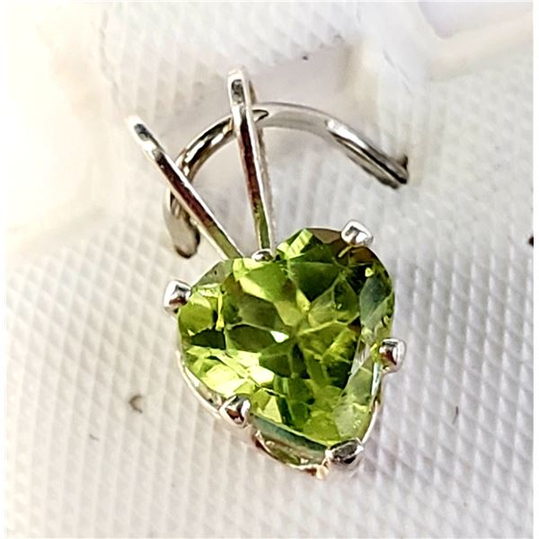 SILVER PERIDOT(0.7CT) PENDANT, MADE IN CANADA
