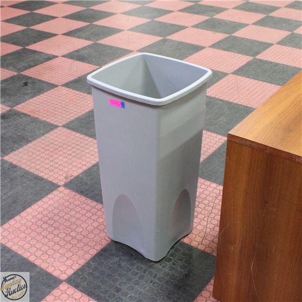 RUBBERMAID TALL GARBAGE CAN