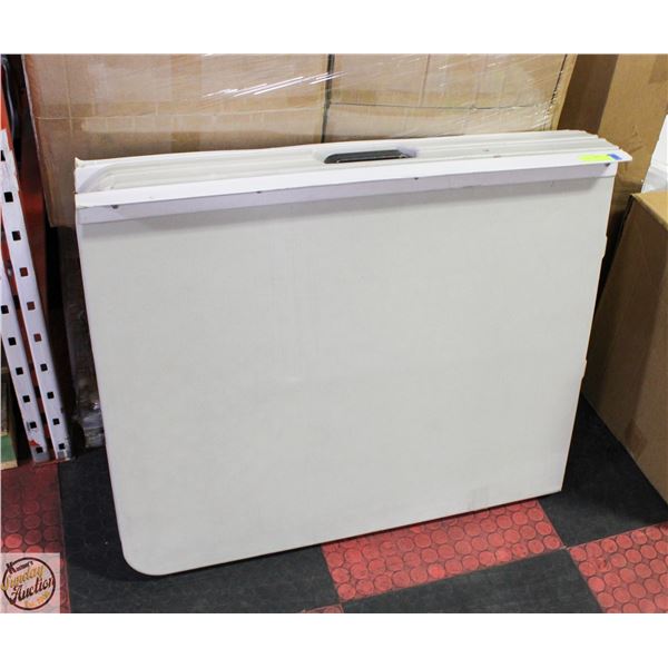 FOLDING TABLE