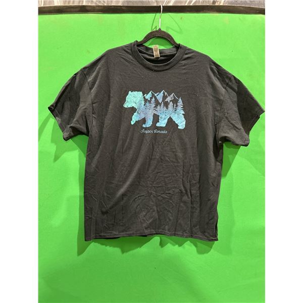 Heavy Cotton T-Shirt with Bear and Mountains Graphic Size XL