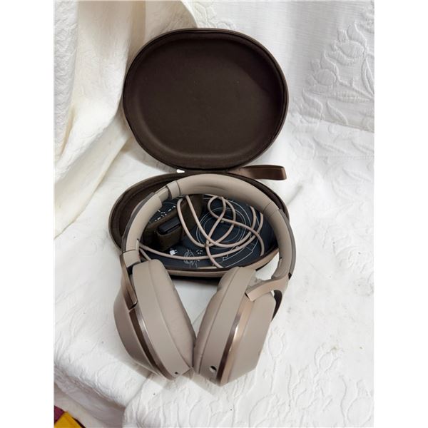 SONY WH-1000XM2 BLUE TOOTH/WIRELESS NOISE-CANCELING HEADPHONES IN CHAMPAGNE GOLD