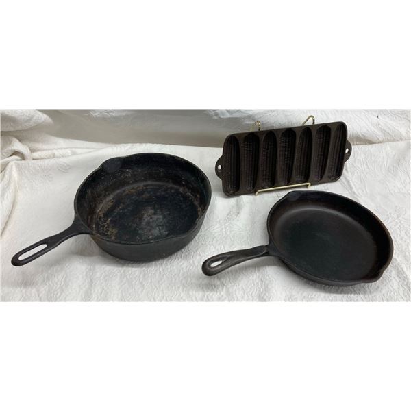 VINTAGE CAST IRON COOKWARE, INCLUDING A WAGNER SKILLET, A CHICKEN PAN, AND A CORNBREAD PAN