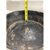 Image 3 : VINTAGE CAST IRON COOKWARE, INCLUDING A WAGNER SKILLET, A CHICKEN PAN, AND A CORNBREAD PAN