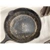 Image 5 : VINTAGE CAST IRON COOKWARE, INCLUDING A WAGNER SKILLET, A CHICKEN PAN, AND A CORNBREAD PAN