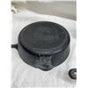 Image 7 : VINTAGE CAST IRON COOKWARE, INCLUDING A WAGNER SKILLET, A CHICKEN PAN, AND A CORNBREAD PAN