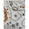 Image 10 : COLLECTION OF ASSORTED VINTAGE COSTUME JEWELRY