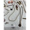 Image 11 : COLLECTION OF ASSORTED VINTAGE COSTUME JEWELRY
