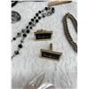 Image 17 : COLLECTION OF ASSORTED VINTAGE COSTUME JEWELRY