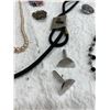 Image 19 : COLLECTION OF ASSORTED VINTAGE COSTUME JEWELRY