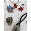 Image 20 : COLLECTION OF ASSORTED VINTAGE COSTUME JEWELRY