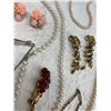 Image 21 : COLLECTION OF ASSORTED VINTAGE COSTUME JEWELRY